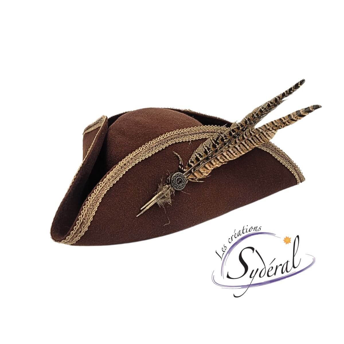 Tricorne en feutre de laine bru avec galon beige et plumes de faisans vu de 3/4