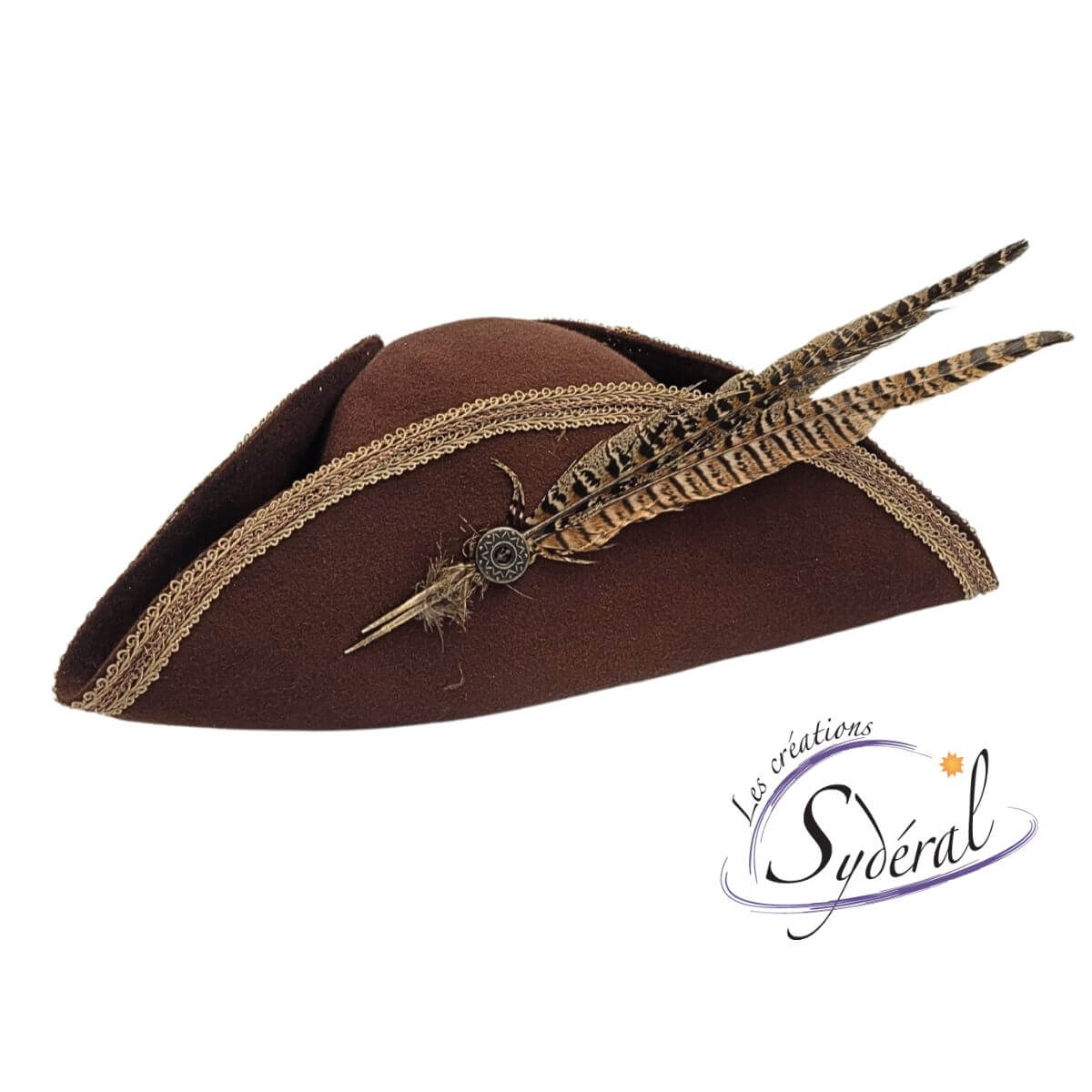 Tricorne en feutre de laine bru avec galon beige et plumes de faisans vu de côté