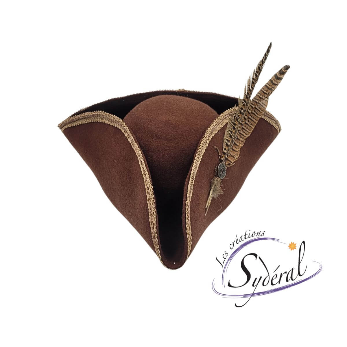 Tricorne en feutre de laine bru avec galon beige et plumes de faisans vu de face