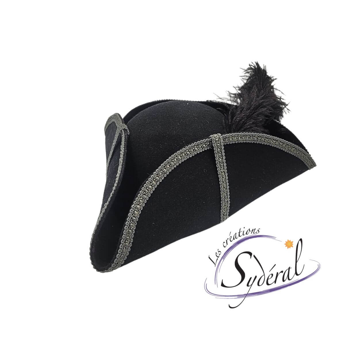 Tricorne en feutre de laine noir avec galon gris argent et plumes