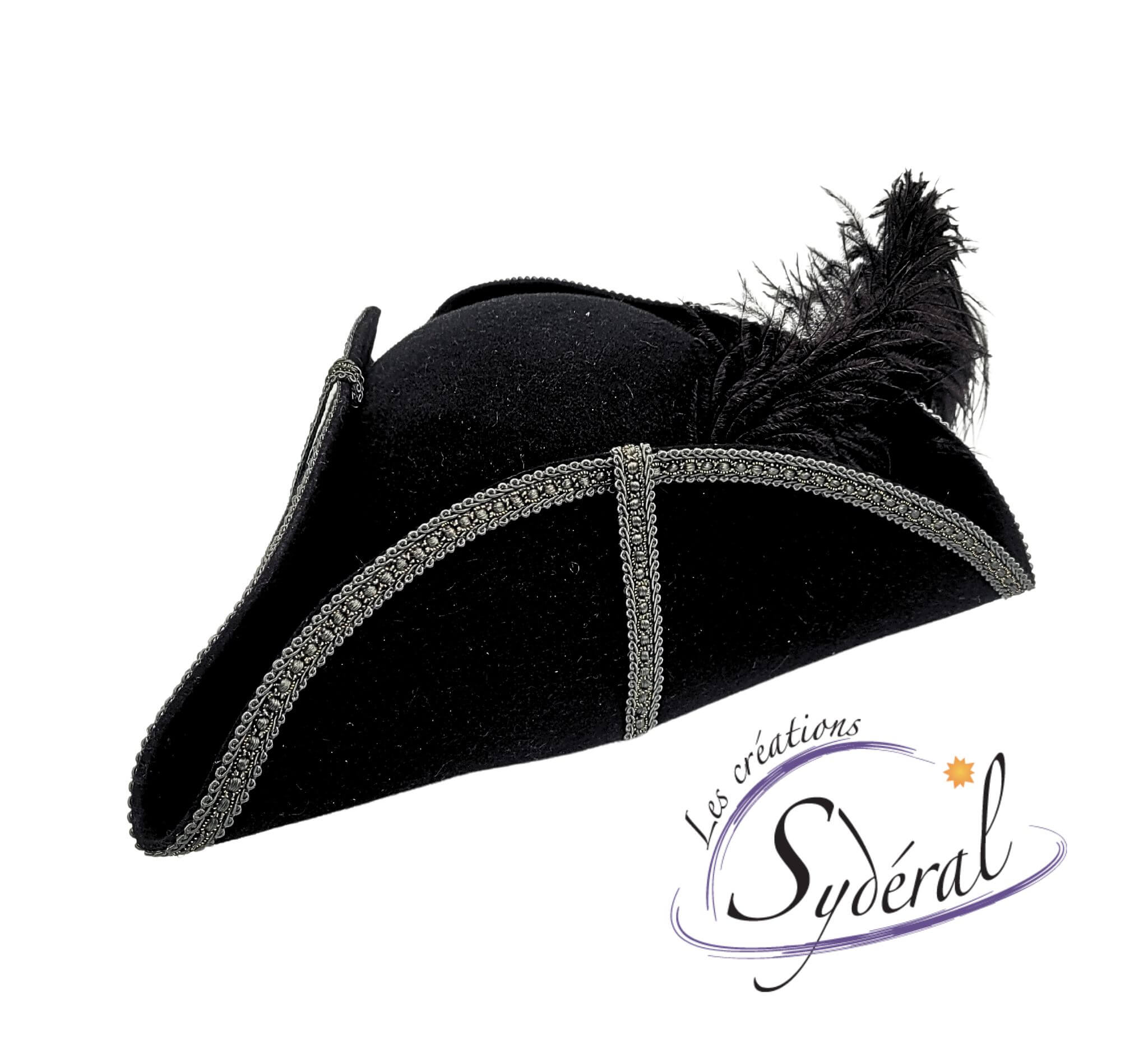 Tricorne en feutre de laine noir avec galon gris argent et plumes vu de côté