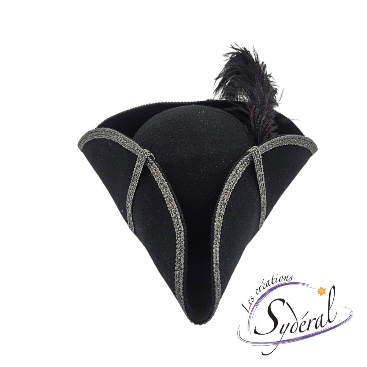Tricorne en feutre de laine noir avec galon gris argent et plumes vu de face